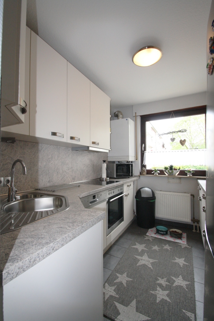 moderne Wohnung, Einbauküche, Garage, modernes Bad