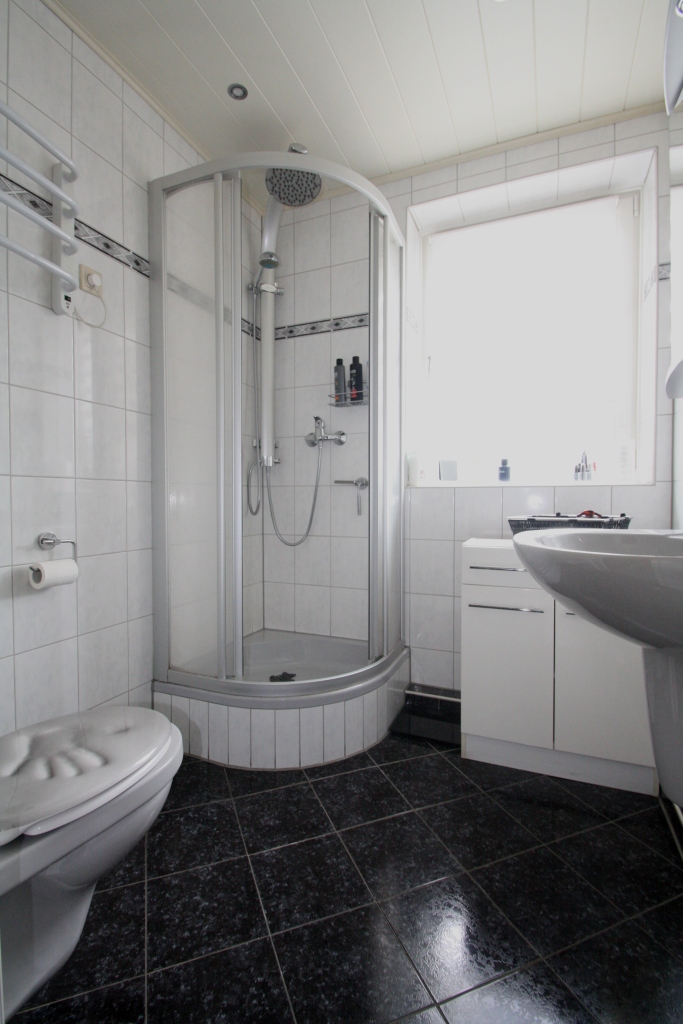 moderne Wohnung, Einbauküche, Garage, modernes Bad